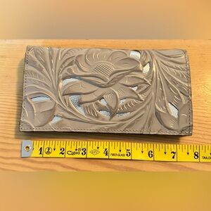 ✨ Patricia Nash Evelyn Cutout Tooled Leather Wallet – Stone – RFID – NEW ✨